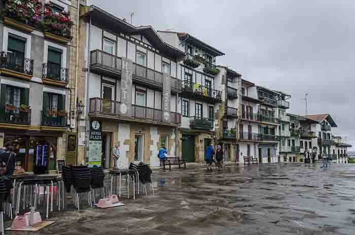 Guipúzcoa - Hondarribia 10 - plaza de Armas.jpg